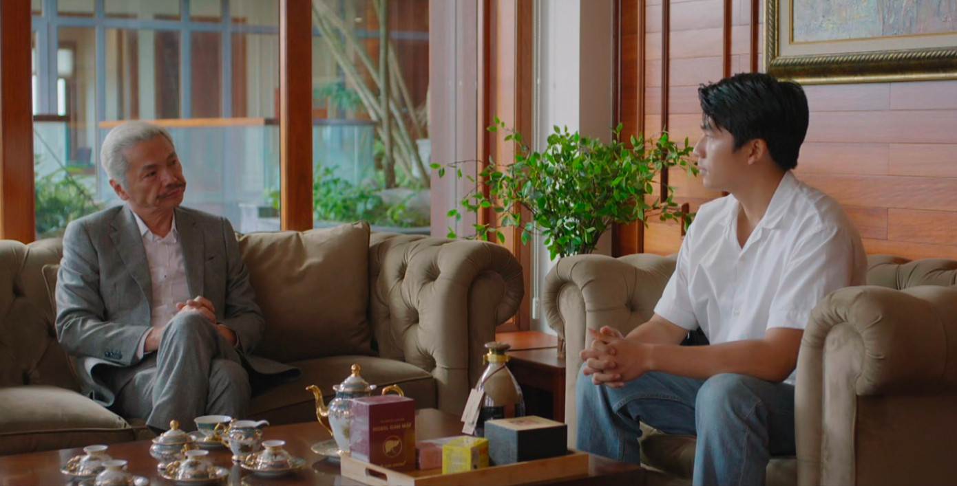 Đâu ngờ bố của Dương đã xen vào chuyện tình đôi trẻ. Đâu ngờ bố của Dương đã xen vào chuyện tình đôi trẻ.