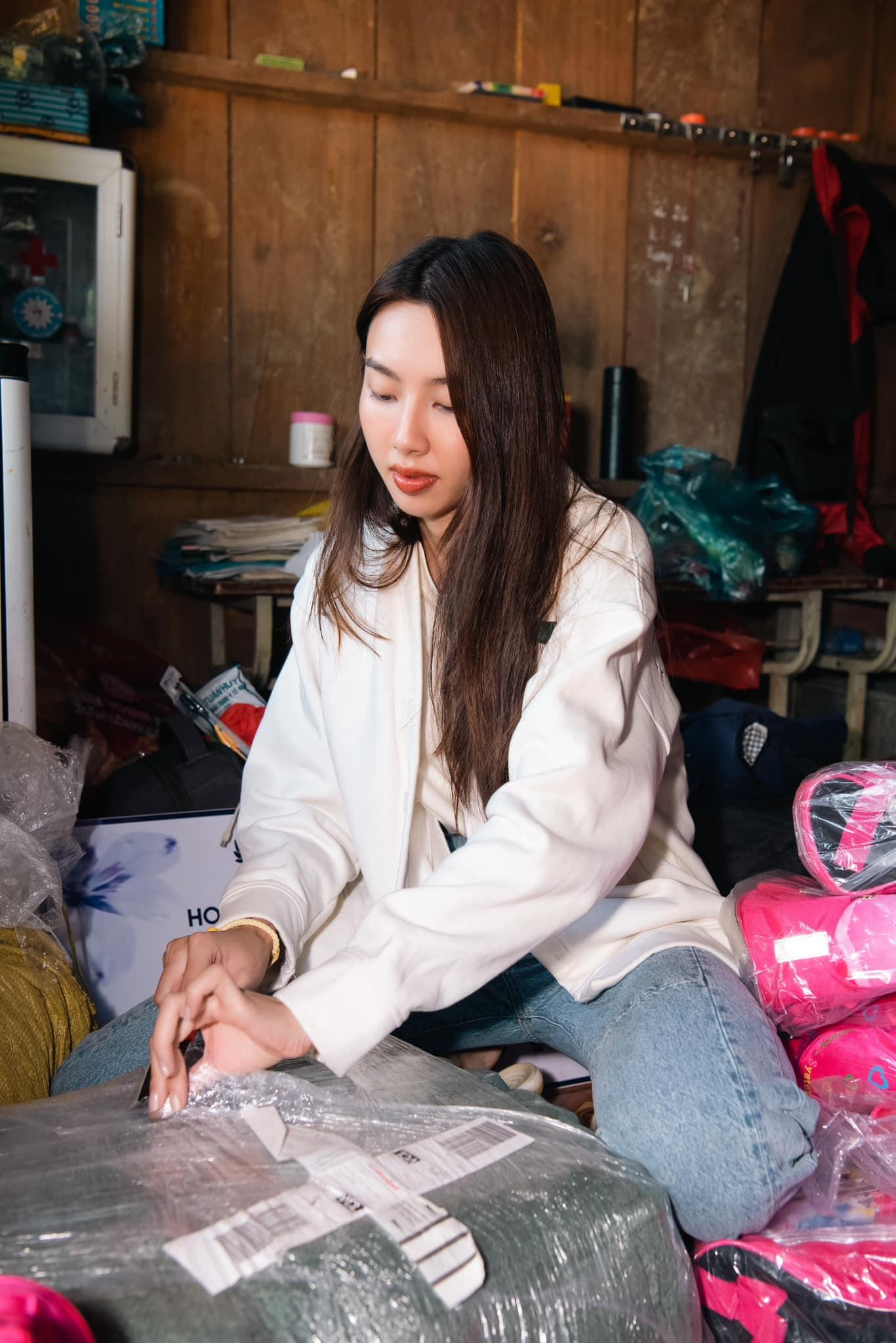 Thùy Tiên luôn ăn vận giản dị khi đi làm từ thiện