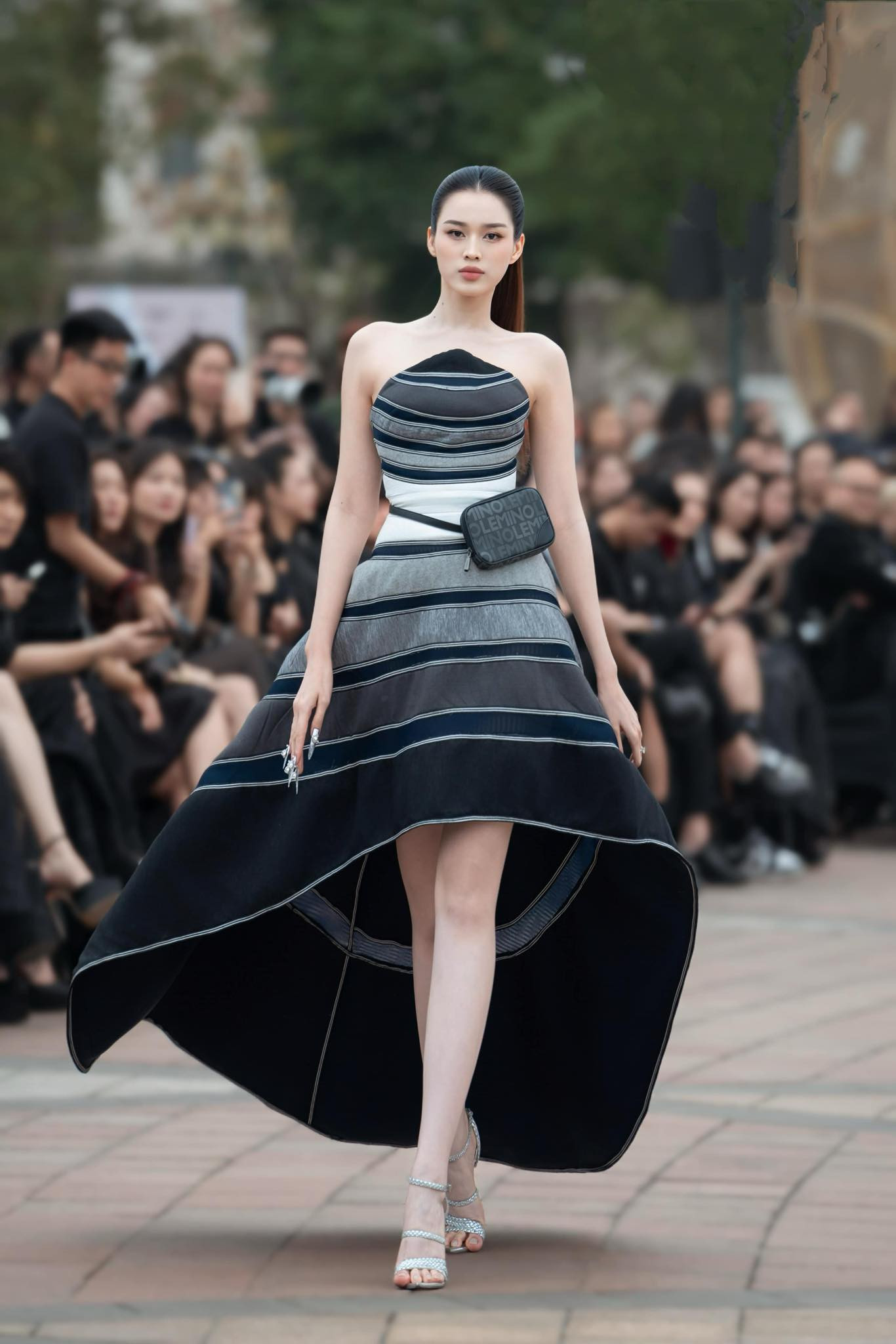 Nàng hậu cực thần thái trong một show diễn gần đây.