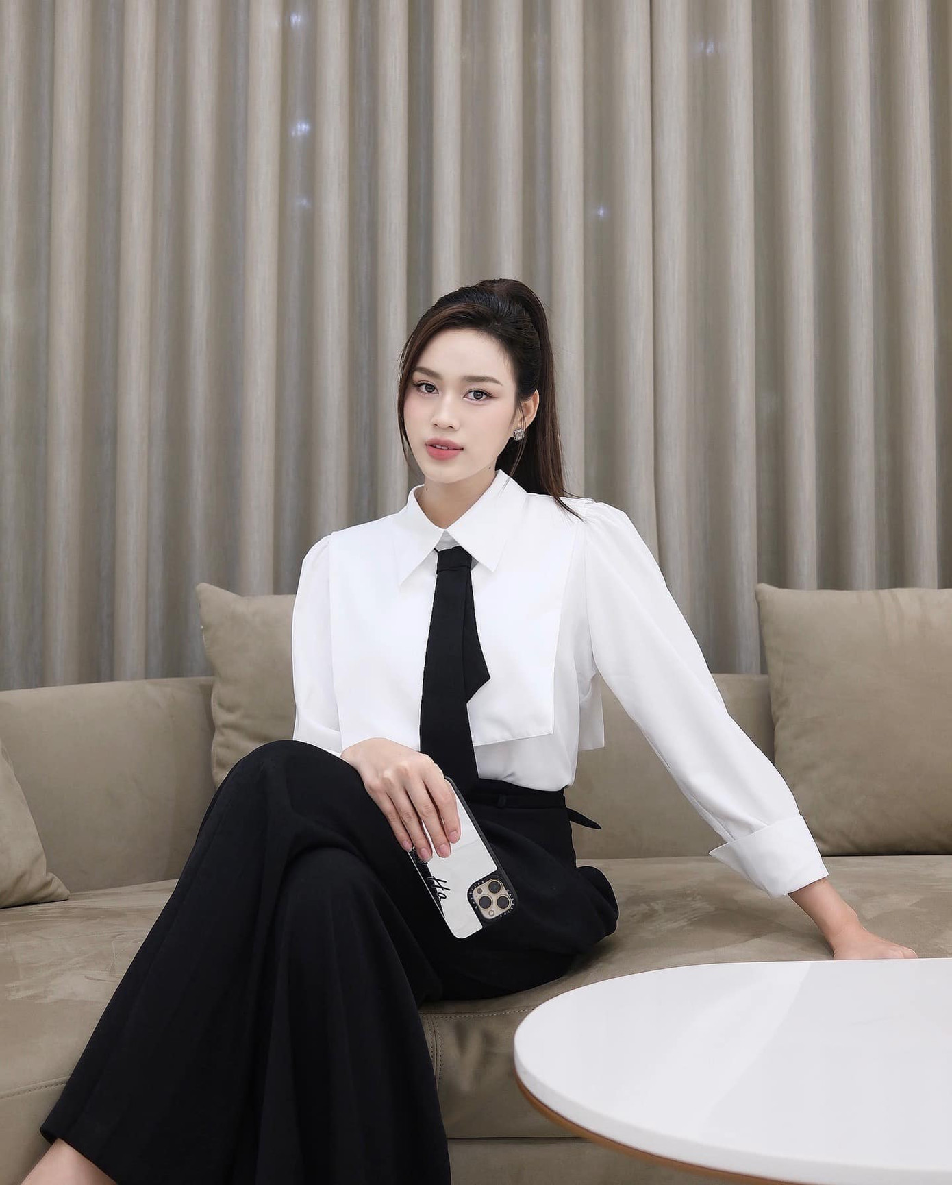 Hoa hậu Đỗ Thị Hà tích cực hoạt động ở cả hai mảng kinh doanh và showbiz.