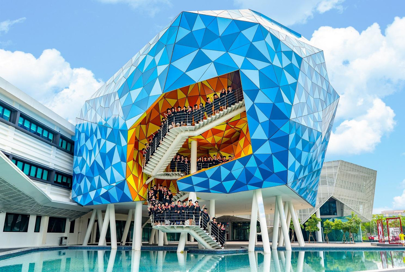 Bên cạnh những hỗ trợ về tài chính, sinh viên nhận học bổng được hưởng trọn vẹn các quyền lợi của sinh viên BUV như chương trình học, các chương trình thực tập và hỗ trợ sinh viên… Bên cạnh những hỗ trợ về tài chính, sinh viên nhận học bổng được hưởng trọn vẹn các quyền lợi của sinh viên BUV như chương trình học, các chương trình thực tập và hỗ trợ sinh viên…