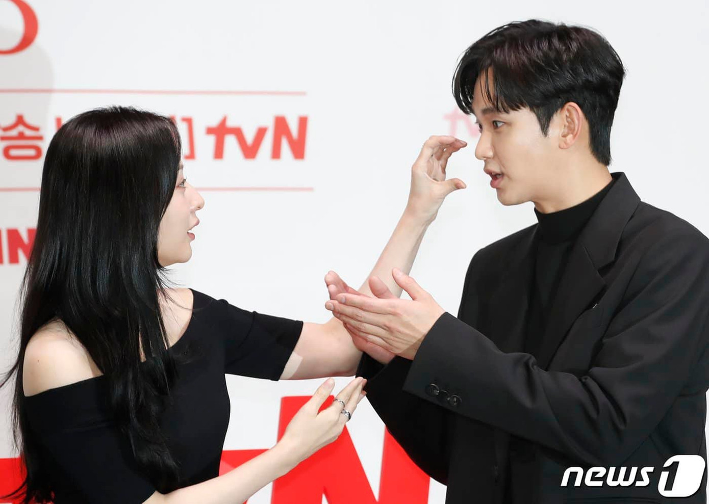 Hai người luôn dành cho nhau ánh nhìn ấm áp. Hai người luôn dành cho nhau ánh nhìn ấm áp.