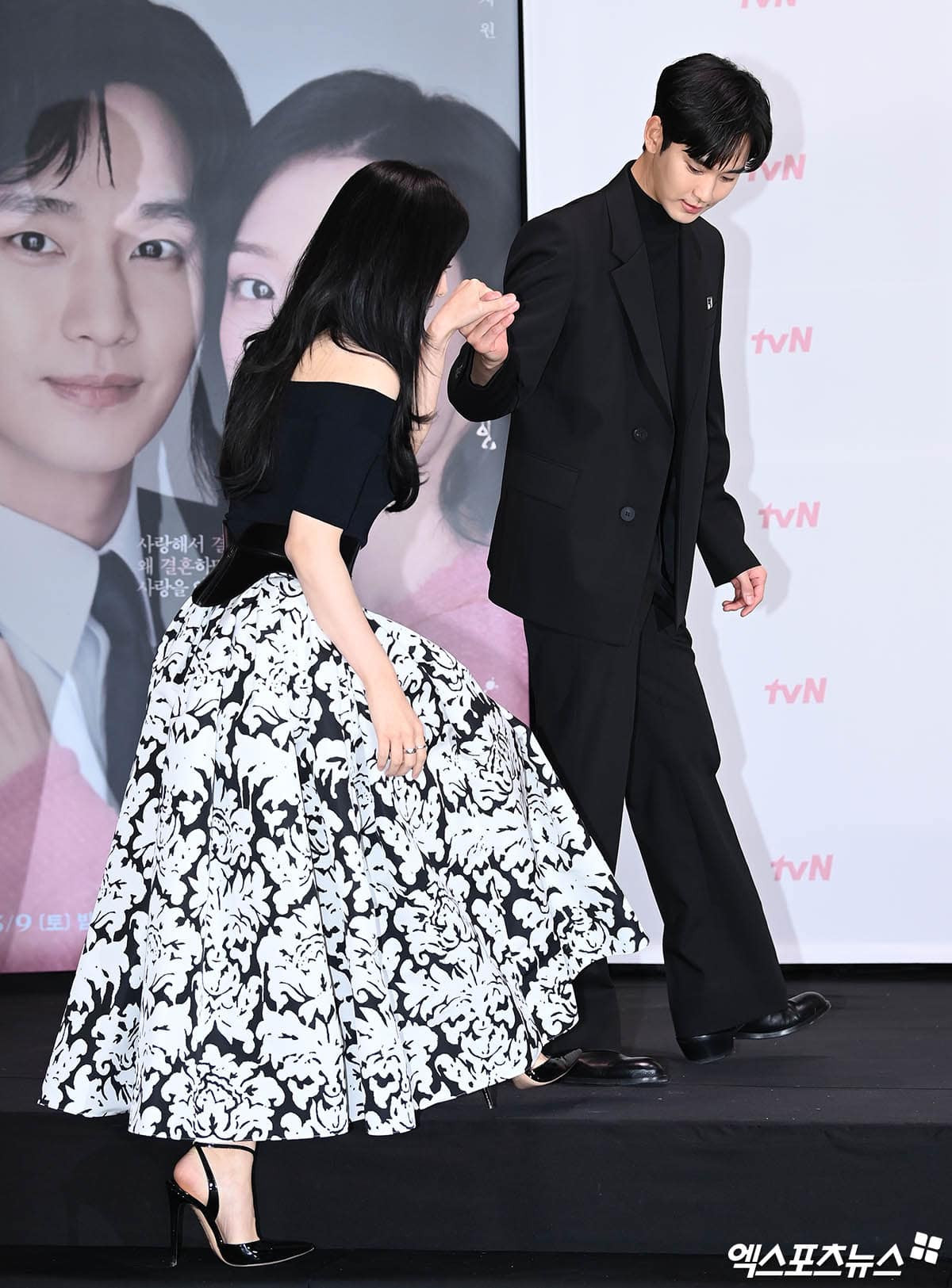 Kim Soo Hyun ân cần chăm sóc bạn diễn. Kim Soo Hyun ân cần chăm sóc bạn diễn.