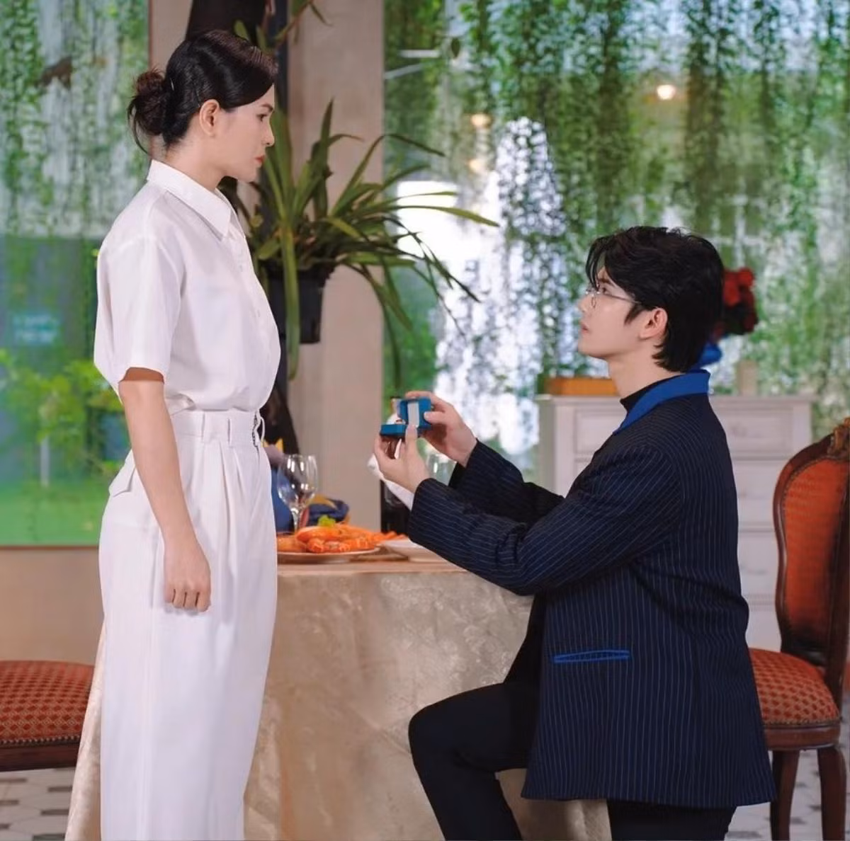 Phim đầy rẫy chi tiết phi lý ngô nghê, khiến người xem "chịu thua" ê-kíp sản xuất. Phim đầy rẫy chi tiết phi lý ngô nghê, khiến người xem "chịu thua" ê-kíp sản xuất.