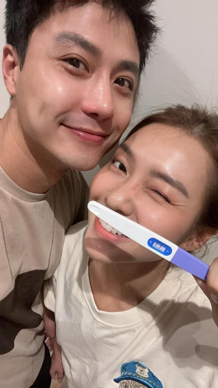 Giờ là loạt ảnh khoe "hai vạch" khiến khán giả ngỡ ngàng. Giờ là loạt ảnh khoe "hai vạch" khiến khán giả ngỡ ngàng.