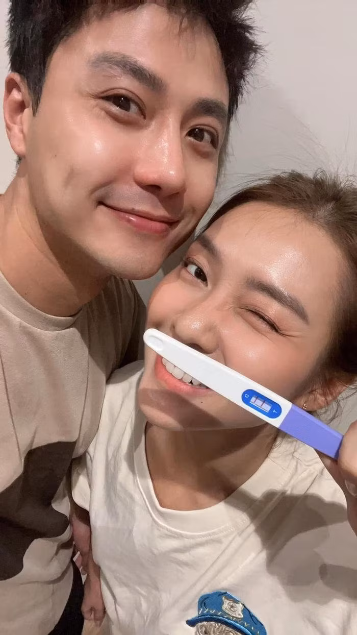 Giờ là loạt ảnh khoe "hai vạch" khiến khán giả ngỡ ngàng.