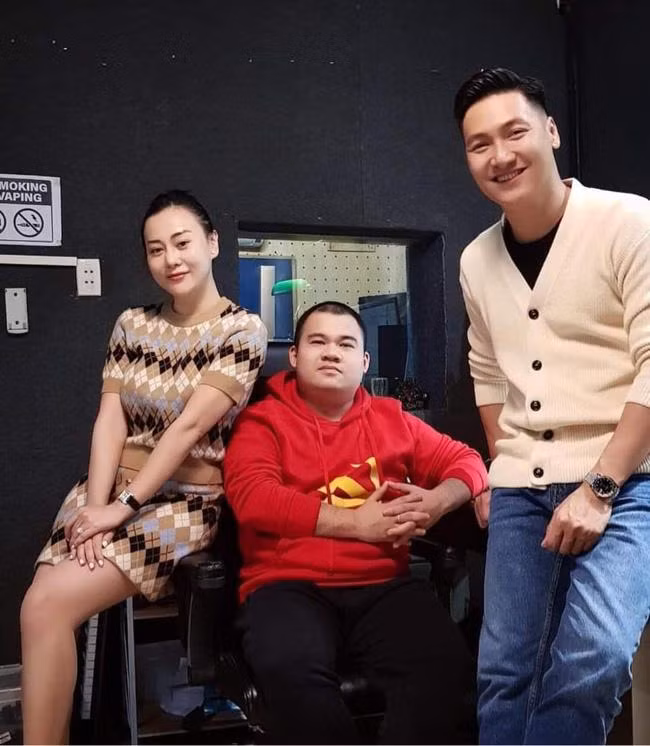 Tiếc rằng Phương Oanh - Mạnh Trường không có ảnh chụp riêng hoặc đứng cạnh nhau.