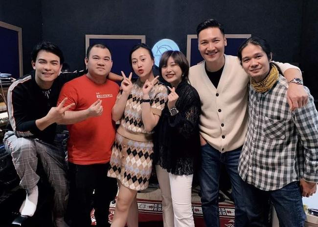 Phương Oanh - Mạnh Trường có mặt trong phòng thu âm Phương Oanh - Mạnh Trường có mặt trong phòng thu âm