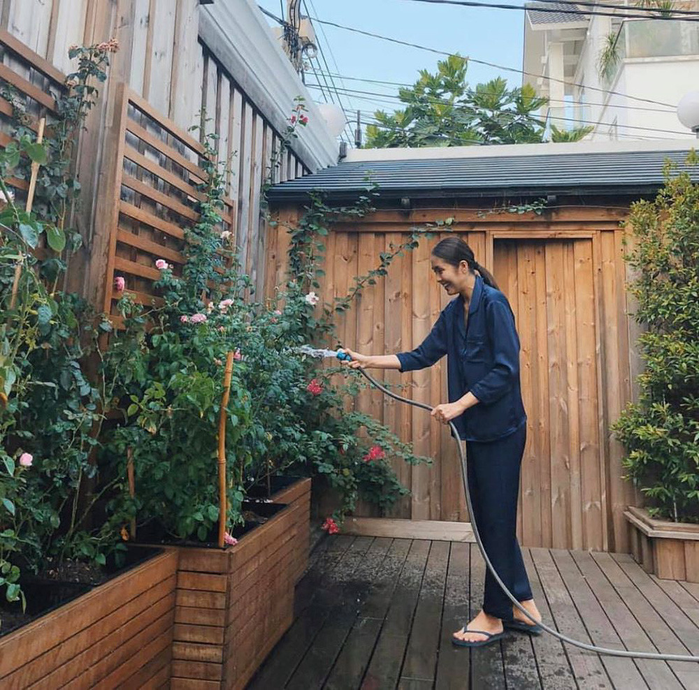 Nữ diễn viên rất thích chăm sóc khu vườn của gia đình.