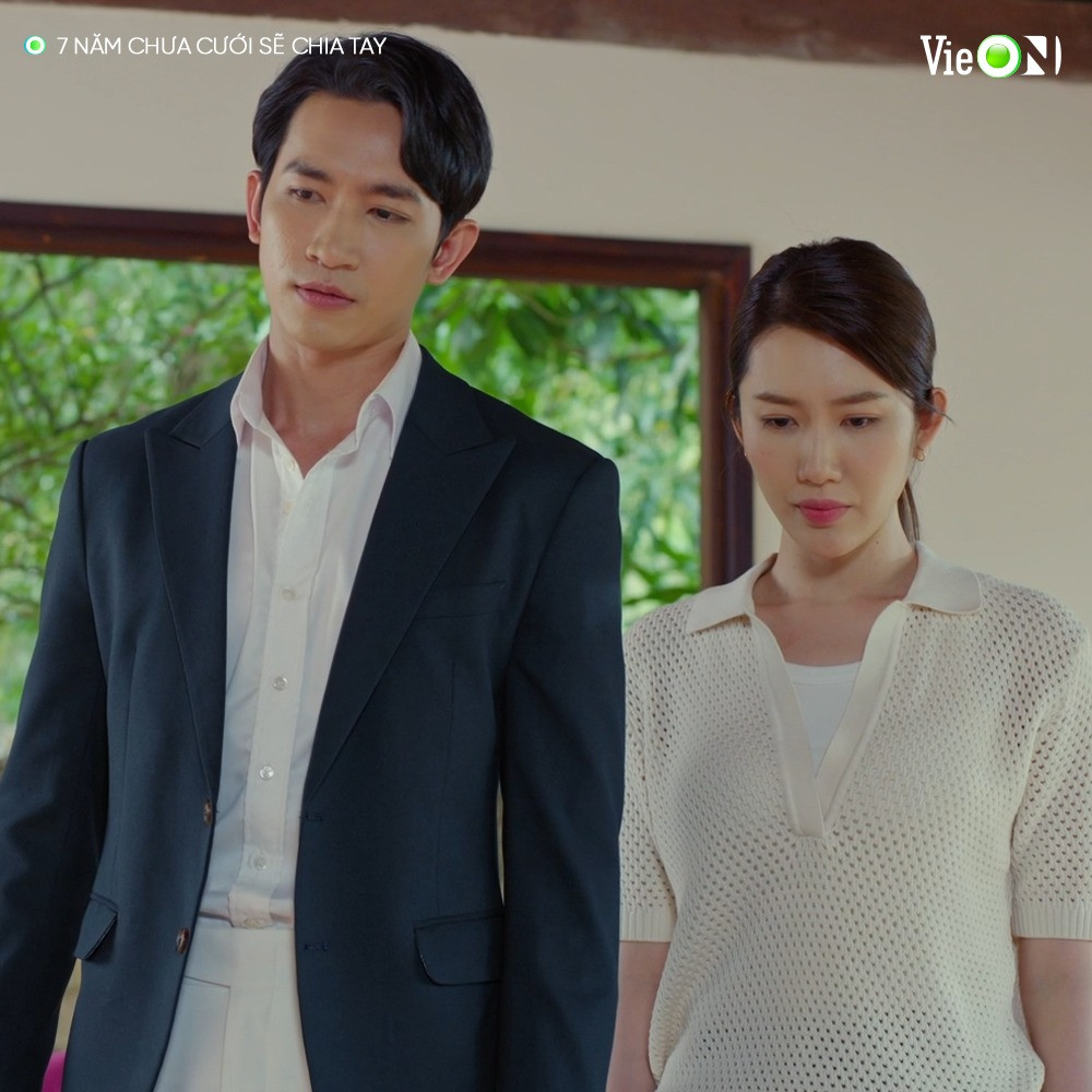 Cô không còn rụt rè e ngại...