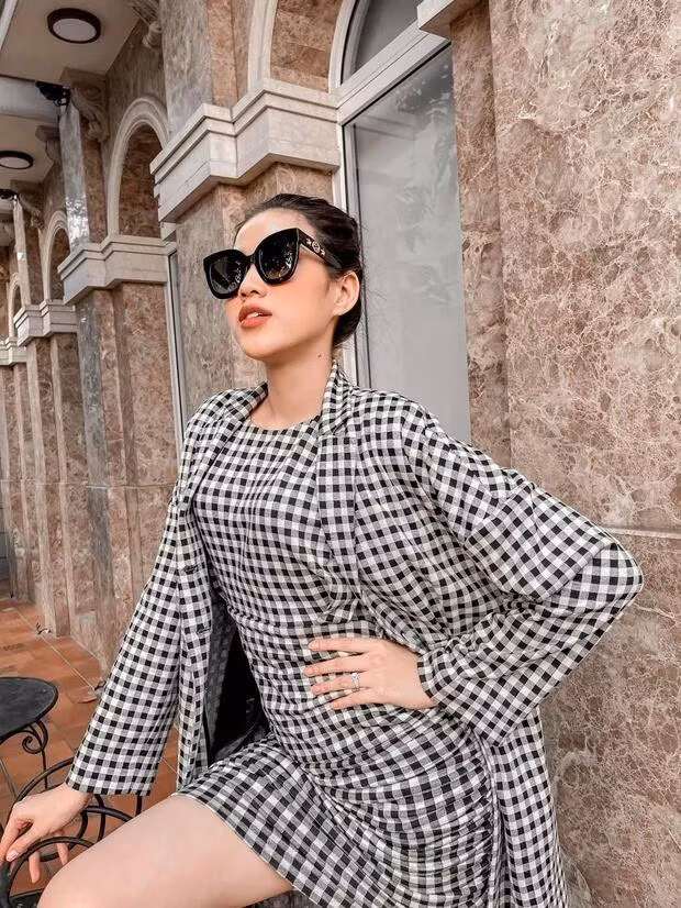Đỗ Thị Hà đã mua kính và túi Gucci để tự thưởng cho mình sau cuộc thi. Đỗ Thị Hà đã mua kính và túi Gucci để tự thưởng cho mình sau cuộc thi.