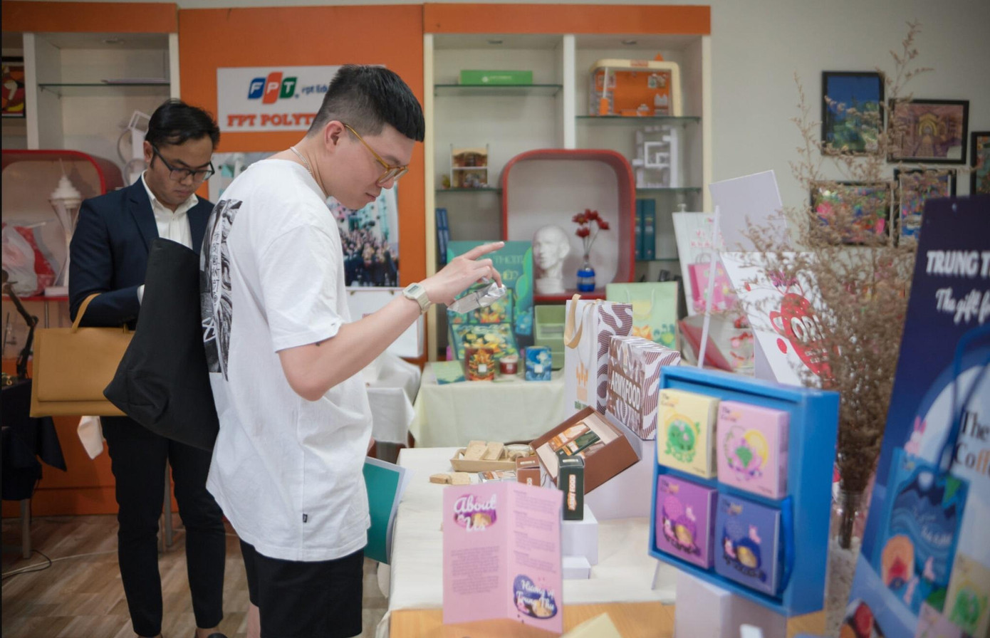 Không gian trưng bày sản phẩm ngành Thiết kế đồ họa FPT Polytechnic HCM Không gian trưng bày sản phẩm ngành Thiết kế đồ họa FPT Polytechnic HCM