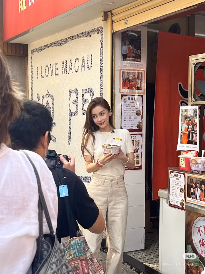 Bức hình khiến Angelababy bị nghi phải đi livestream cho một quán ăn bình dân.