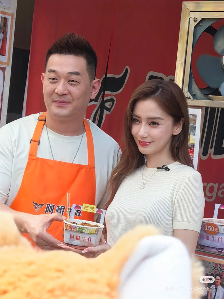 Bức hình khiến Angelababy bị nghi phải đi livestream cho một quán ăn bình dân. Bức hình khiến Angelababy bị nghi phải đi livestream cho một quán ăn bình dân.