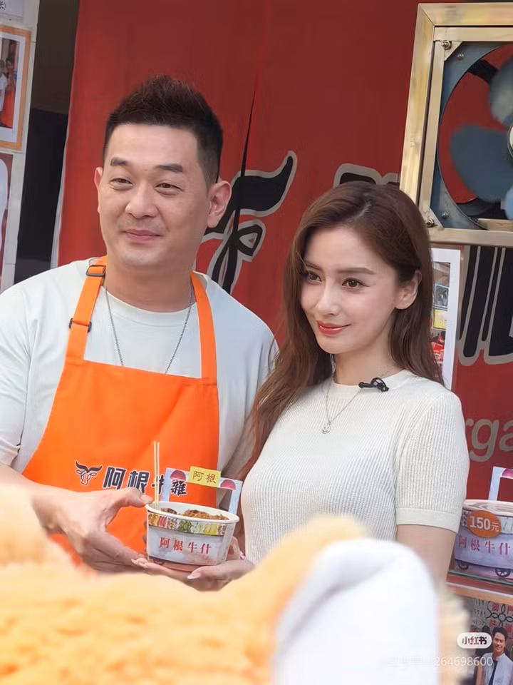 Bức hình khiến Angelababy bị nghi phải đi livestream cho một quán ăn bình dân.