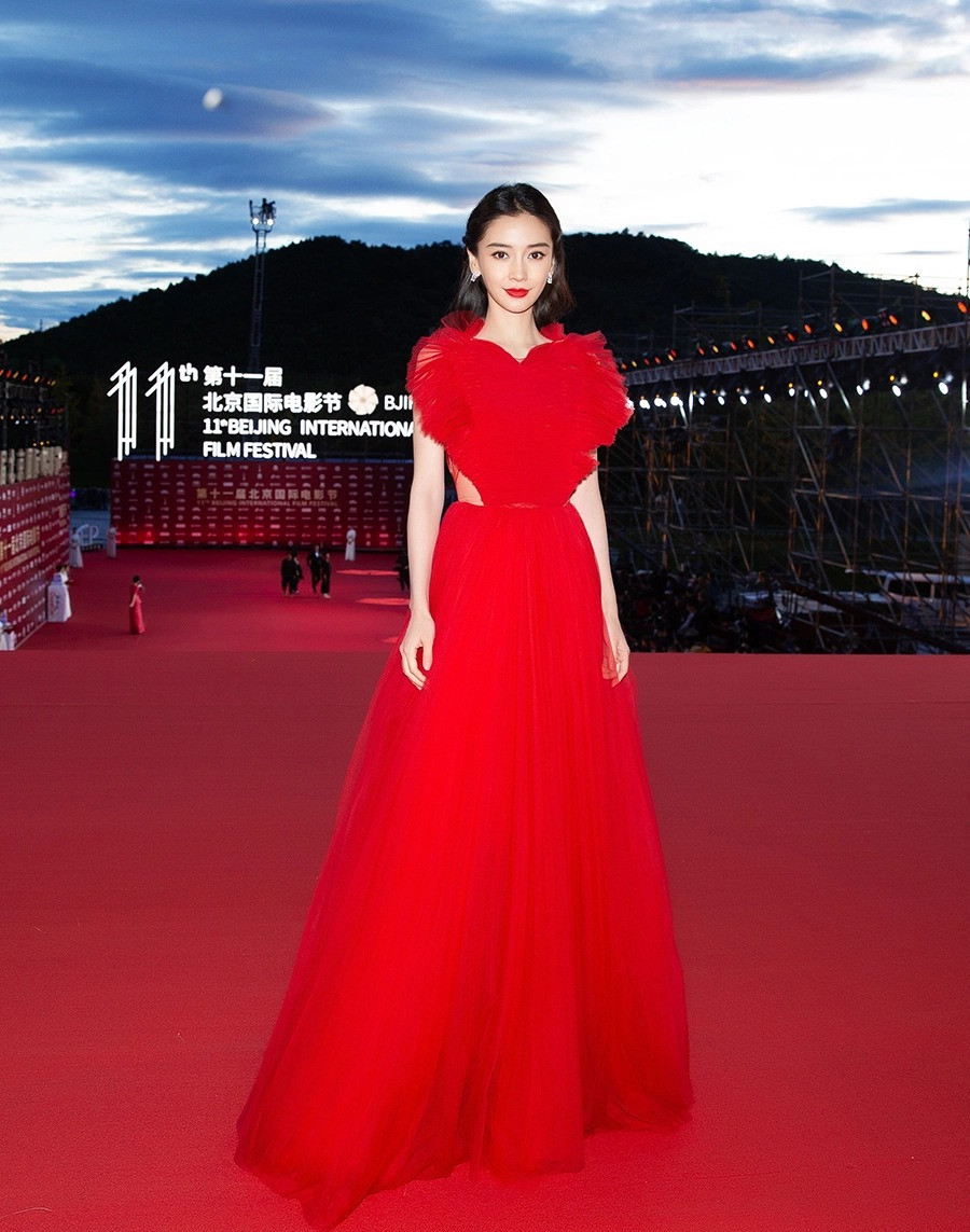 Cô đã từng là ngôi sao hàng đầu, xuất hiện ở các sự kiện lớn. Cô đã từng là ngôi sao hàng đầu, xuất hiện ở các sự kiện lớn.