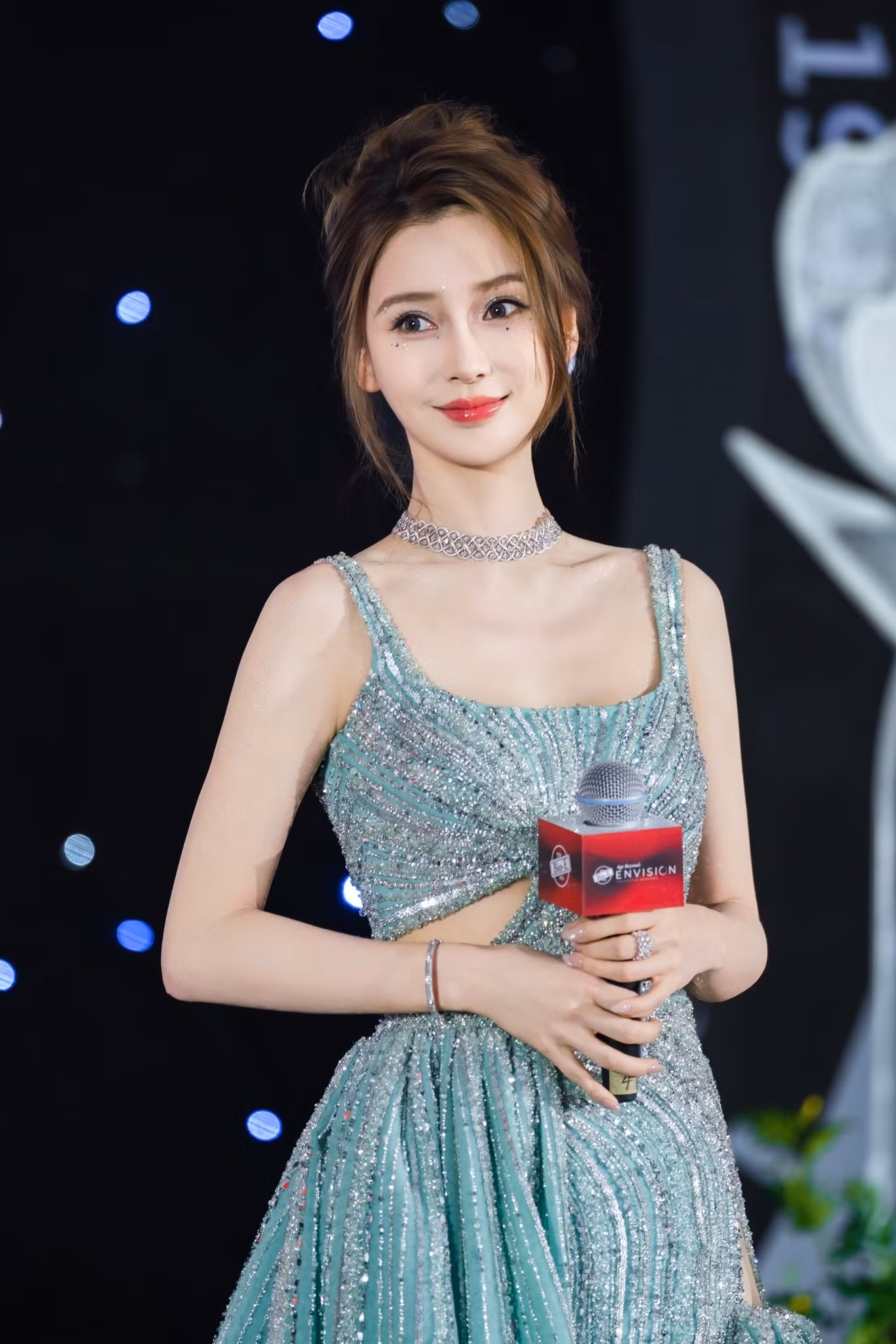 Nữ diễn viên gầy gò, hốc hác thấy rõ trong thời gian gần đây.