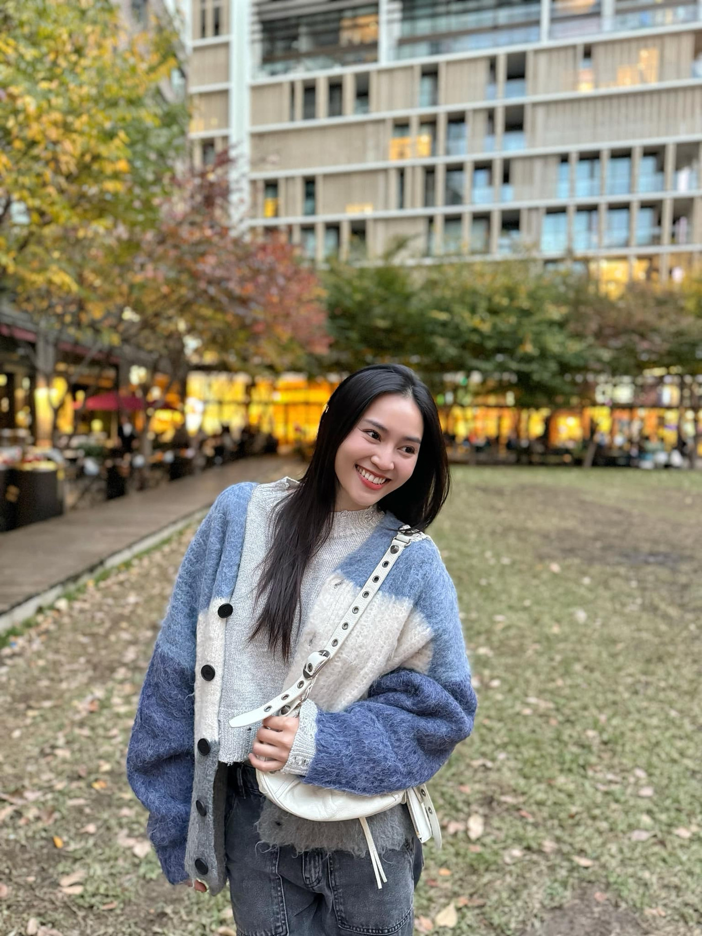 Đi du học nhưng Lan Ngọc vẫn liên tục phải bay đi bay về vì công việc. Đi du học nhưng Lan Ngọc vẫn liên tục phải bay đi bay về vì công việc.