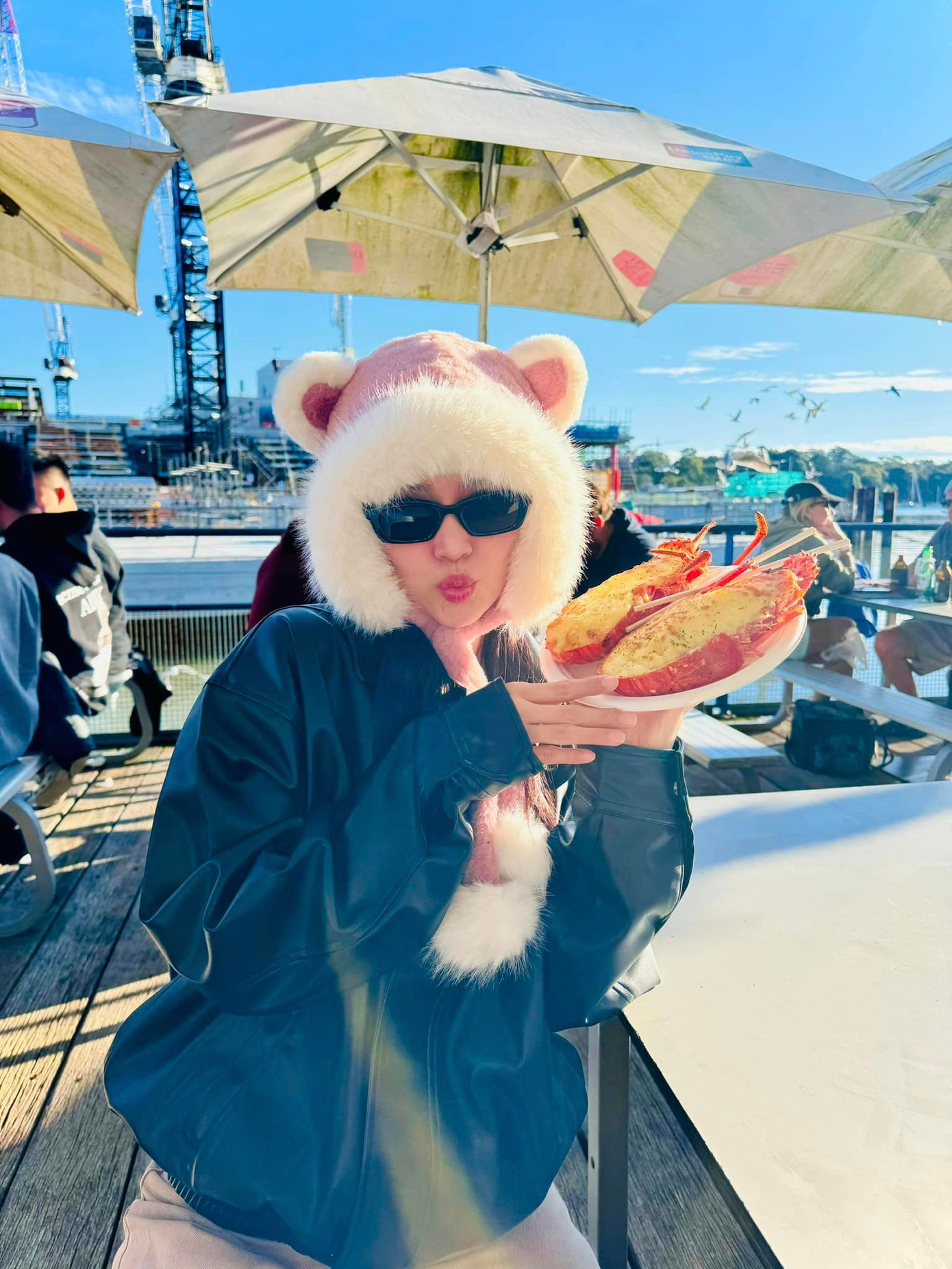 Nữ diễn viên liên tục cập nhật hình ảnh trong thời gian ở Úc. Nữ diễn viên liên tục cập nhật hình ảnh trong thời gian ở Úc.