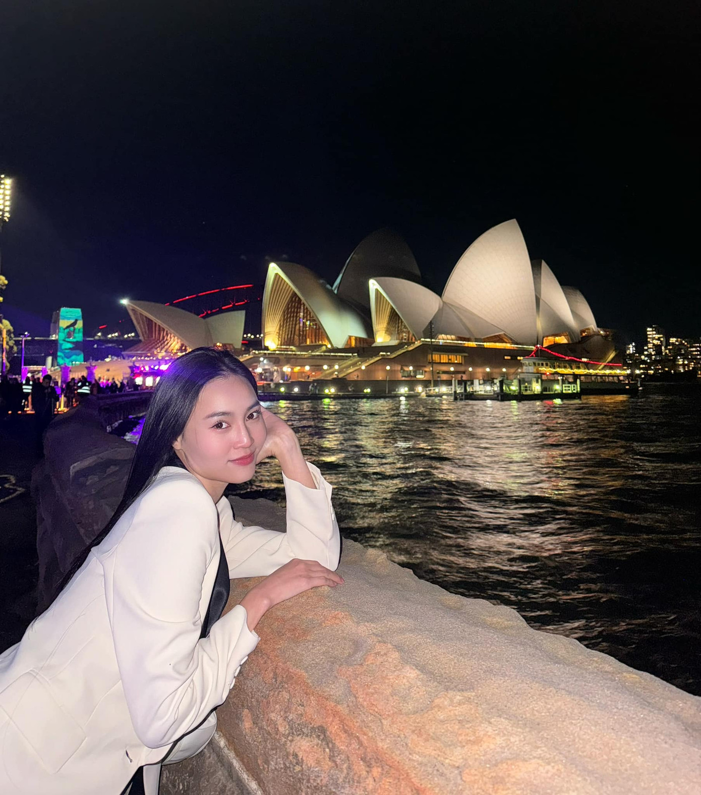 Lan Ngọc đã trở lại Úc để tiếp tục sự nghiệp học hành. Lan Ngọc đã trở lại Úc để tiếp tục sự nghiệp học hành.