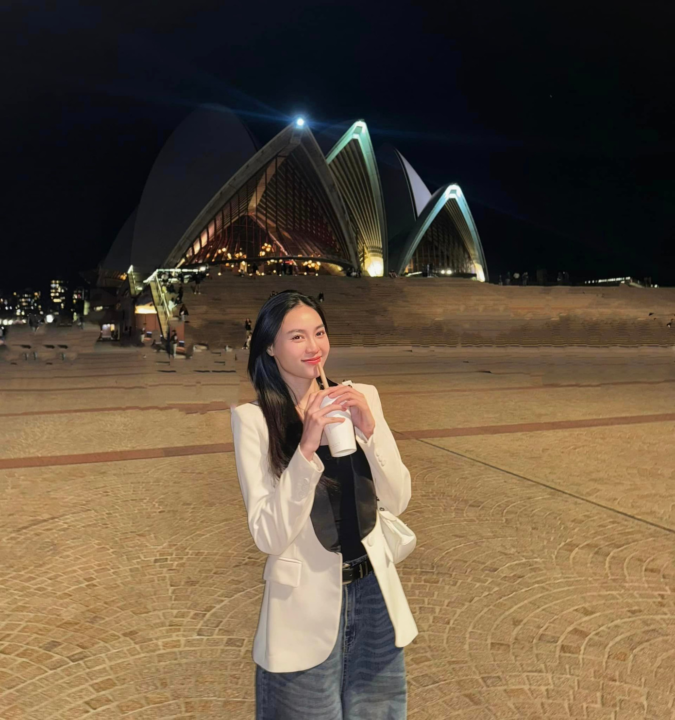 Lan Ngọc đã trở lại Úc để tiếp tục sự nghiệp học hành. Lan Ngọc đã trở lại Úc để tiếp tục sự nghiệp học hành.