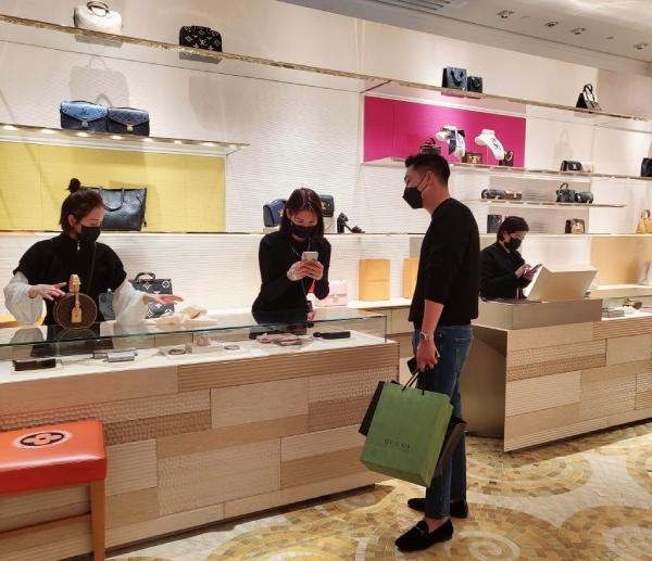 Nam diễn viên hộ tống vợ đi chọn quà ưng ý