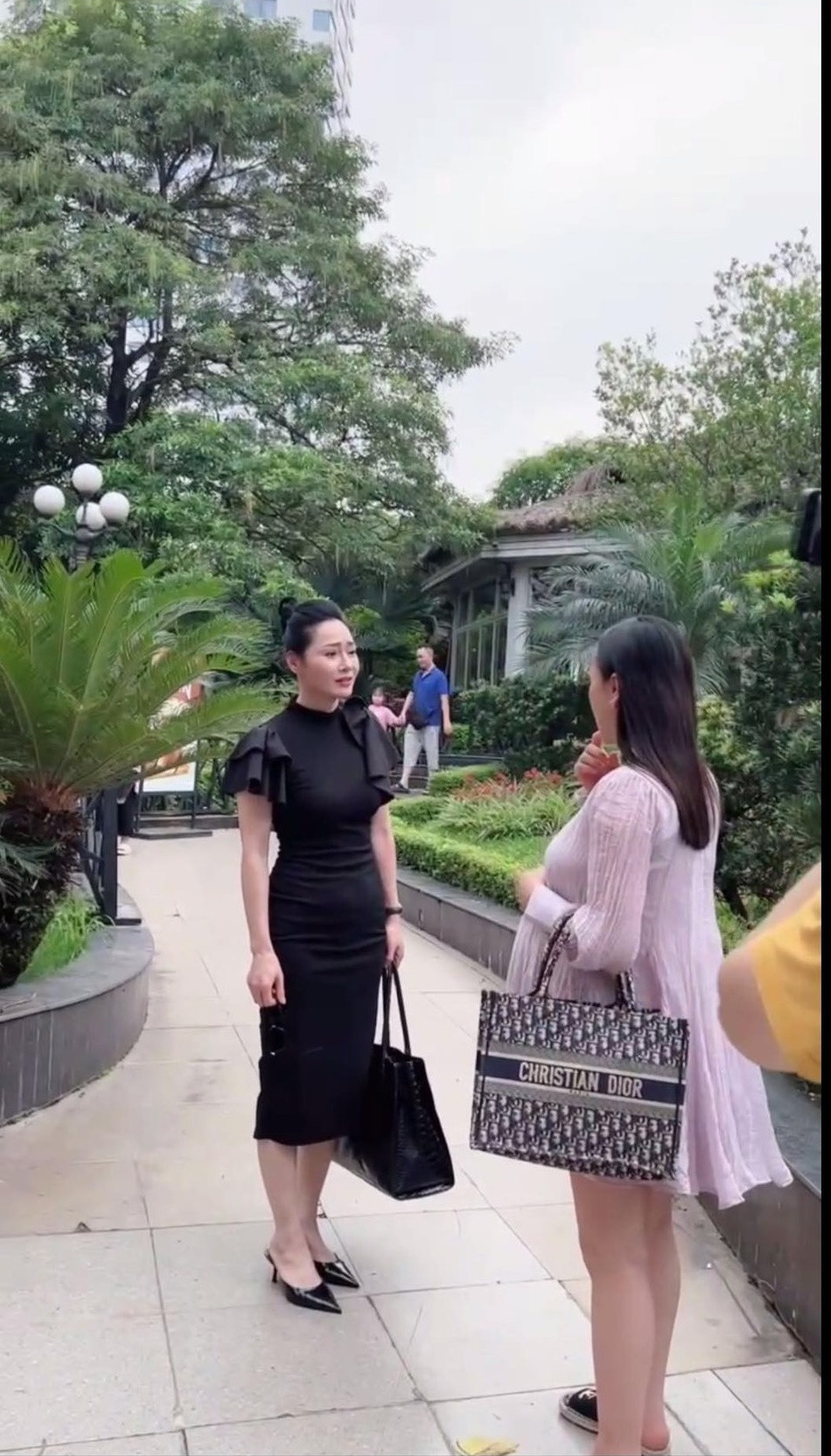 Quách Thu Phương khoe ảnh quay phim cùng hai đàn em. Quách Thu Phương khoe ảnh quay phim cùng hai đàn em.