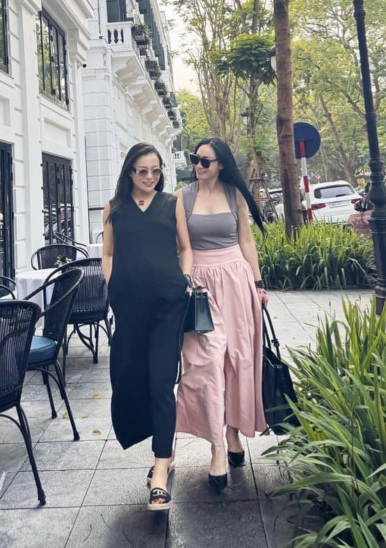 Netizen suy đoán 3 nữ diễn viên đang quay Hương Vị Tình Thân ngoại truyện. Netizen suy đoán 3 nữ diễn viên đang quay Hương Vị Tình Thân ngoại truyện.