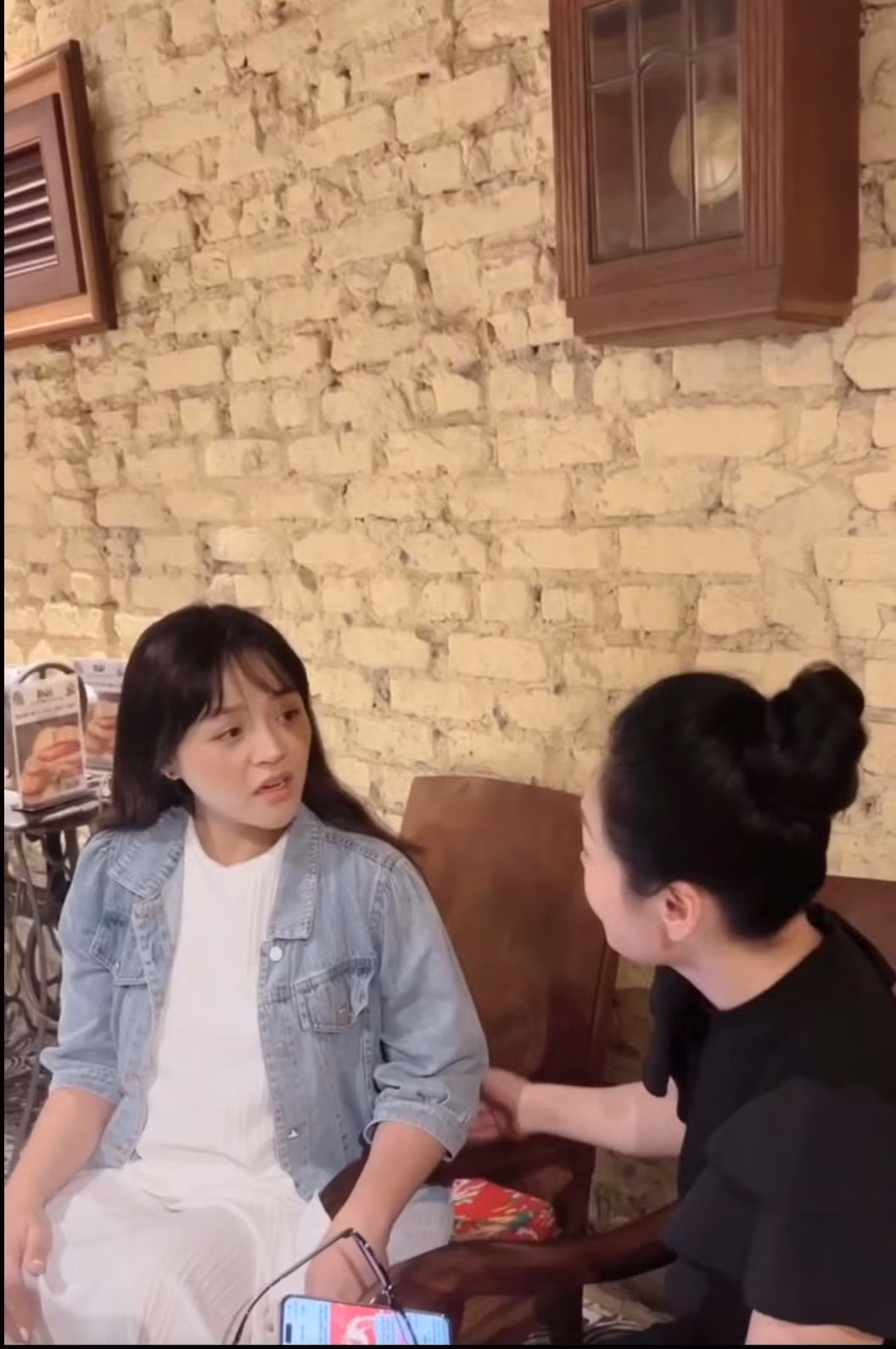 Phương Oanh đóng chung với nhiều diễn viên quen thuộc trong phim này.