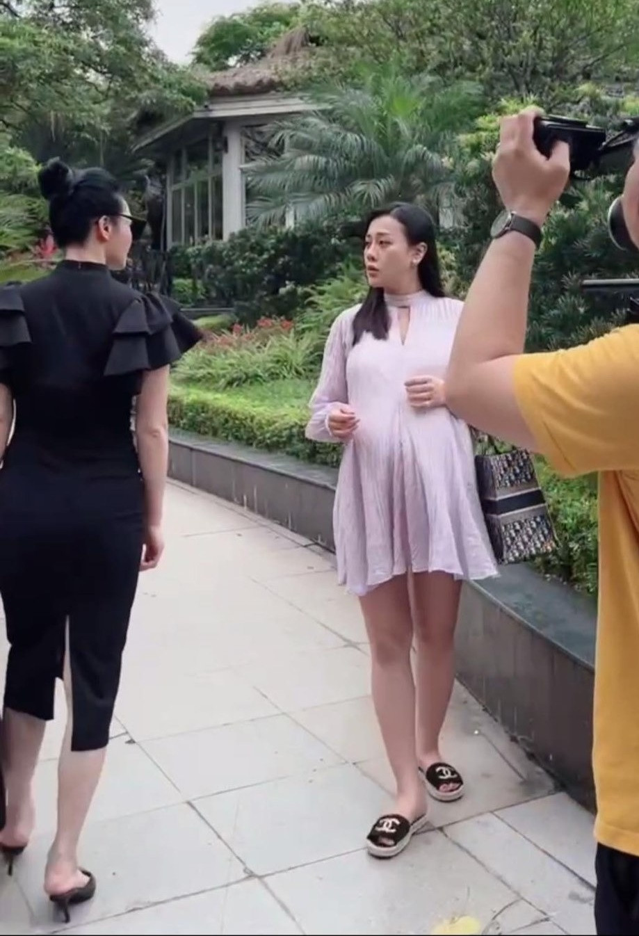 Netizen suy đoán 3 nữ diễn viên đang quay Hương Vị Tình Thân ngoại truyện. Netizen suy đoán 3 nữ diễn viên đang quay Hương Vị Tình Thân ngoại truyện.