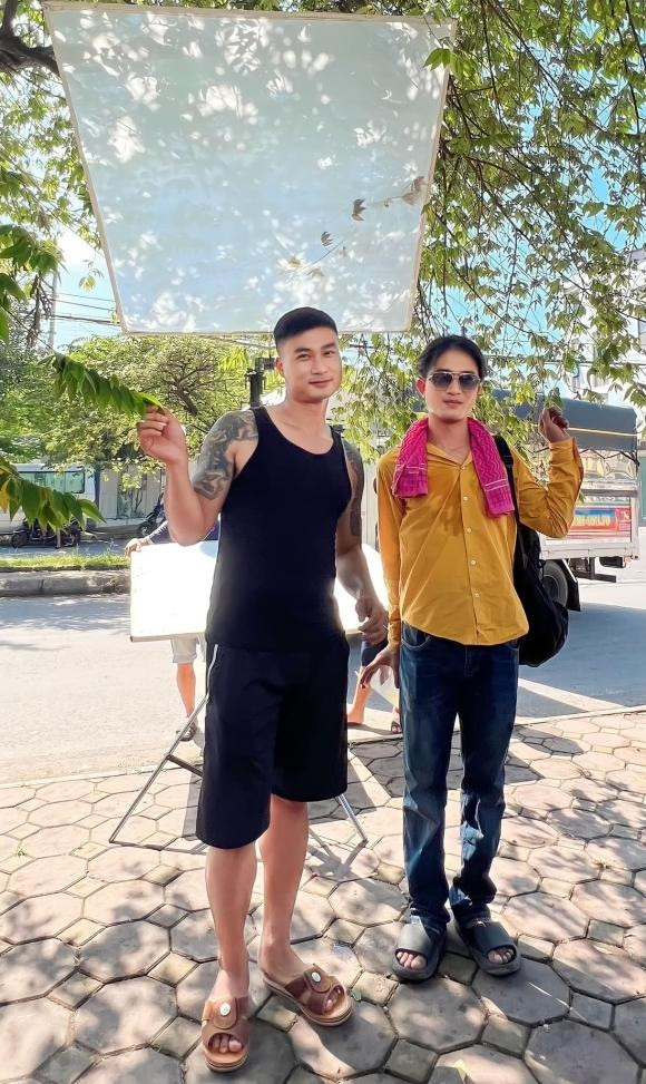 Doãn Quốc Đam, Duy Hưng thân nhau từ trên phim đến ngoài đời. Doãn Quốc Đam, Duy Hưng thân nhau từ trên phim đến ngoài đời.