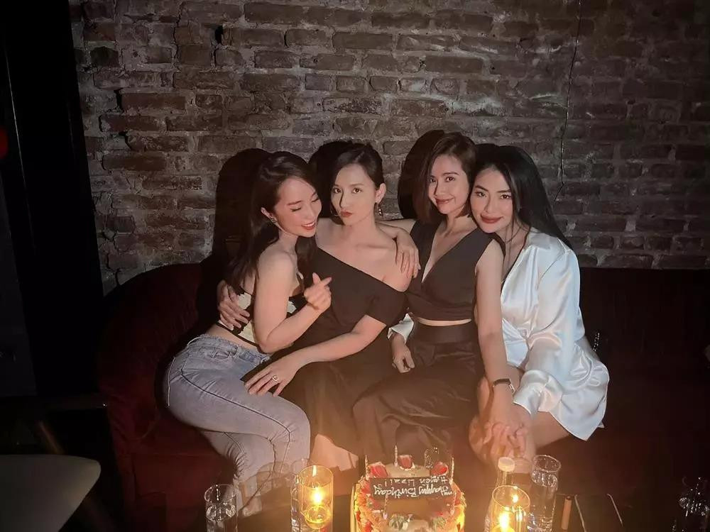 Huyền Lizzie bên hội bạn thân nổi tiếng Huyền Lizzie bên hội bạn thân nổi tiếng