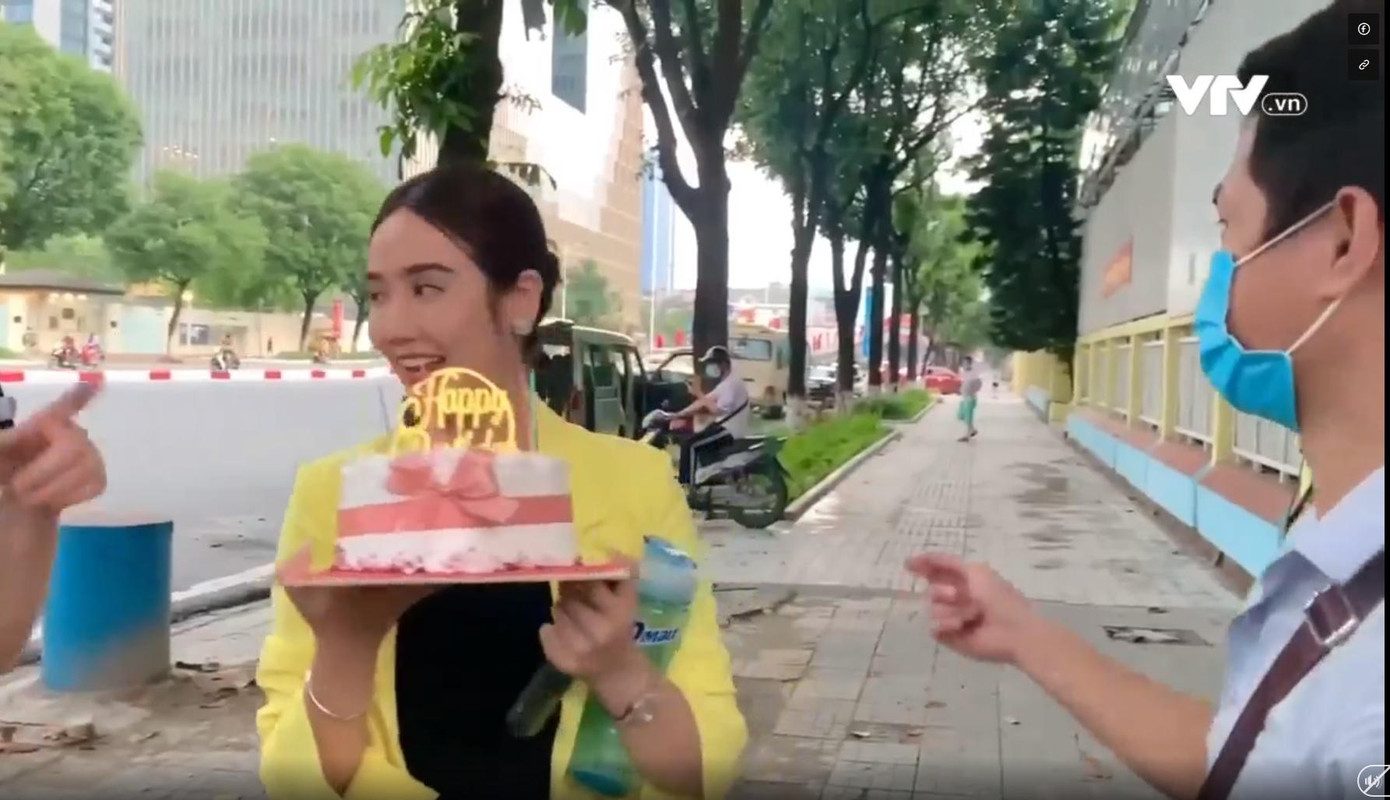 Năm ngoái, Huyền Lizzie đón sinh nhật ngay trên trường quay Năm ngoái, Huyền Lizzie đón sinh nhật ngay trên trường quay