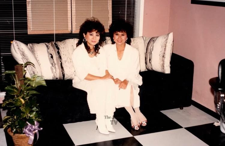 Hai mẹ con ca sĩ Kim Ngân khi nữ ca sĩ còn trẻ. Hai mẹ con ca sĩ Kim Ngân khi nữ ca sĩ còn trẻ.