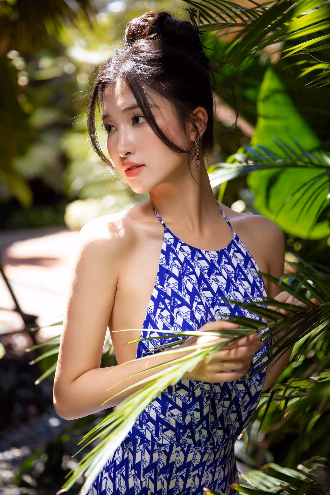 Phương Nhi được khen ngày càng ứng xử khéo léo.