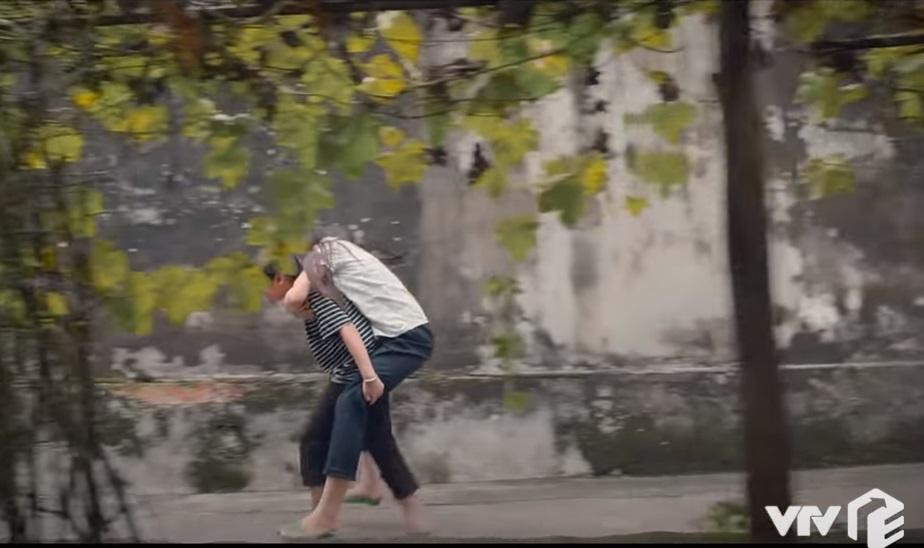 Hoa đã cứu Vân Khánh khỏi cơn đau bụng nguy hiểm