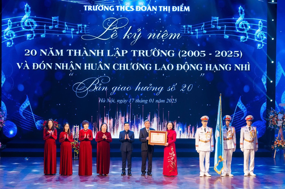 Đồng chí Võ Thị Ánh Xuân, Phó Chủ tịch nước trao Huân chương Lao động hạng Nhì cho đại diện nhà trường. Đồng chí Võ Thị Ánh Xuân, Phó Chủ tịch nước trao Huân chương Lao động hạng Nhì cho đại diện nhà trường.