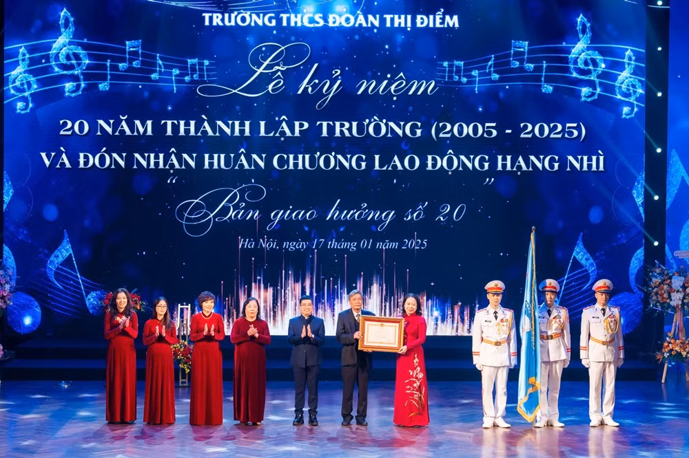 Đồng chí Võ Thị Ánh Xuân, Phó Chủ tịch nước trao Huân chương Lao động hạng Nhì cho đại diện nhà trường.
