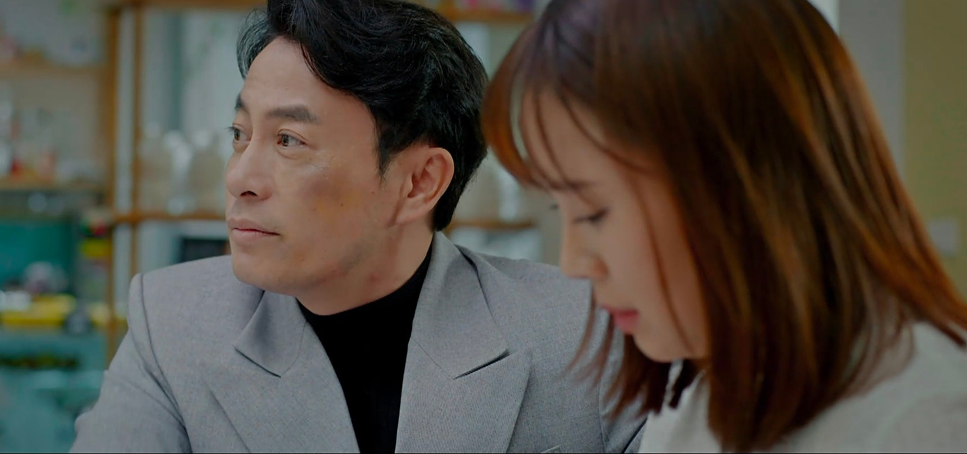 Hà chấp nhận dựa vào Vũ để chọc tức chồng cũ. Hà chấp nhận dựa vào Vũ để chọc tức chồng cũ.