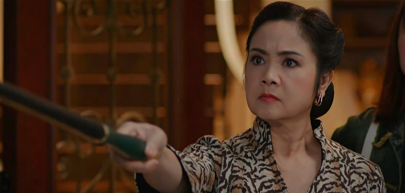 Nhưng cô vẫn cứ yếu đuối và phải nhờ người khác xử lý rắc rối hộ mình. Nhưng cô vẫn cứ yếu đuối và phải nhờ người khác xử lý rắc rối hộ mình.