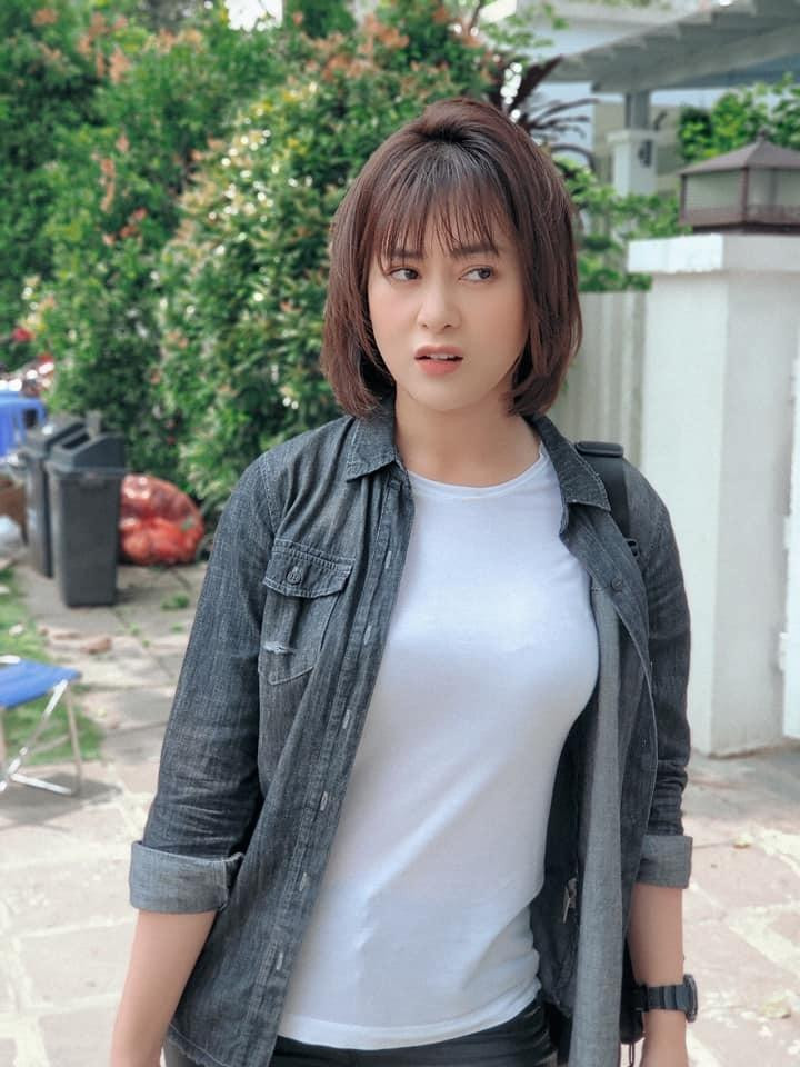 Nhiều người cho rằng nữ diễn viên không nên đáp trả quá gay gắt trên mạng xã hội Nhiều người cho rằng nữ diễn viên không nên đáp trả quá gay gắt trên mạng xã hội