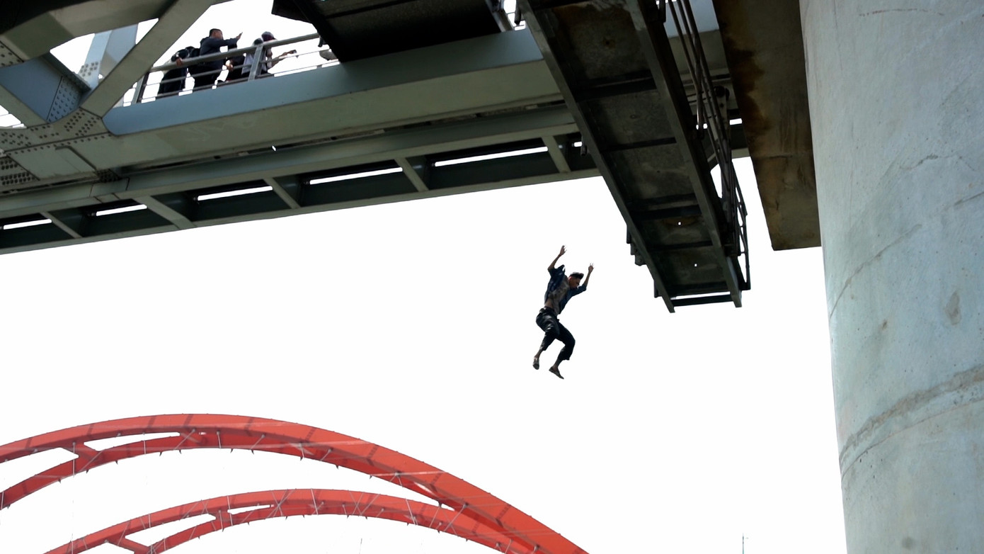 Tuấn Trần muốn tự mình thực hiện cảnh này mà không cần dây bảo hiểm. Tuấn Trần muốn tự mình thực hiện cảnh này mà không cần dây bảo hiểm.