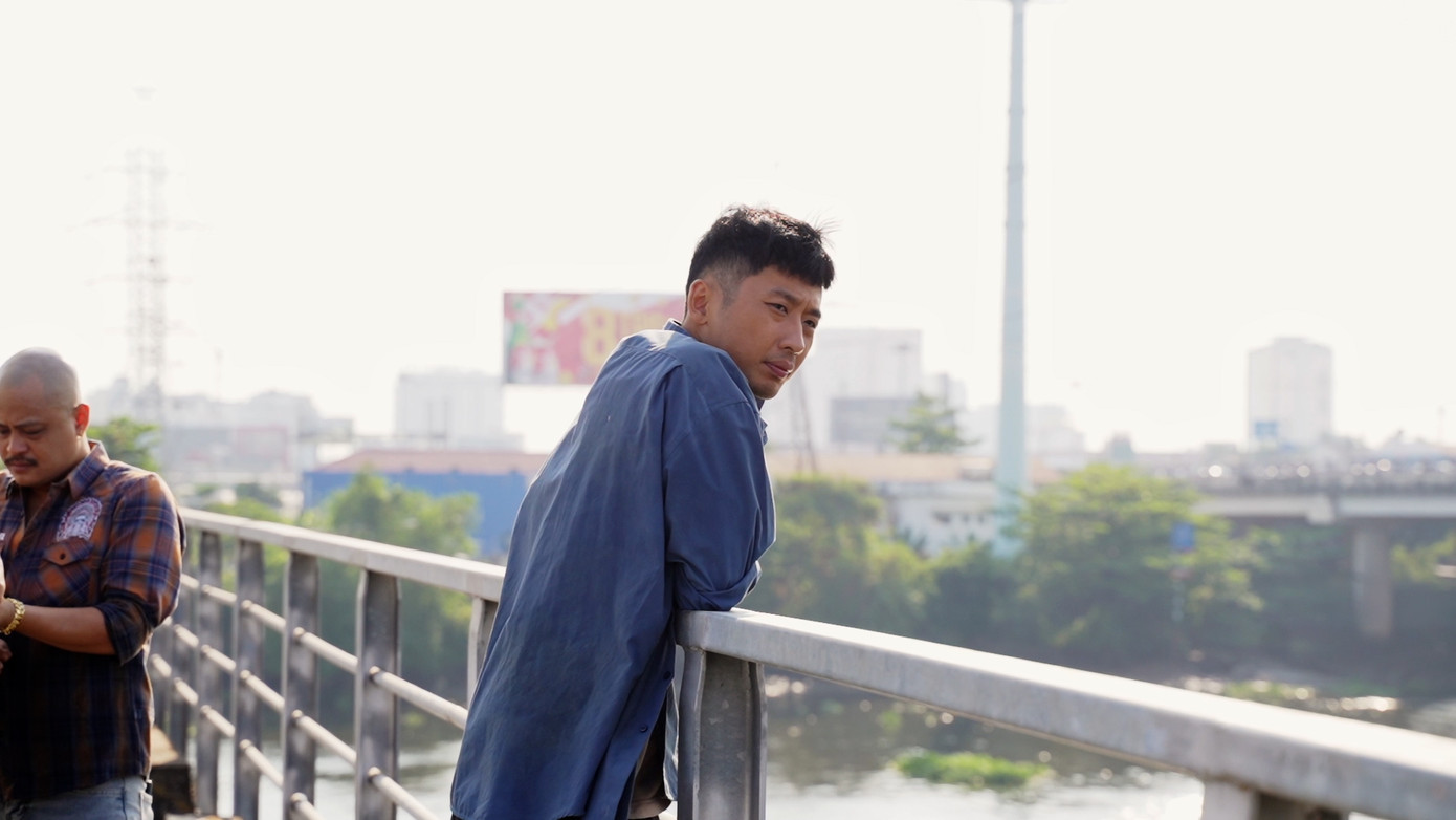 Tuấn Trần có cảnh quay nhảy từ trên cầu xuống sông. Tuấn Trần có cảnh quay nhảy từ trên cầu xuống sông.