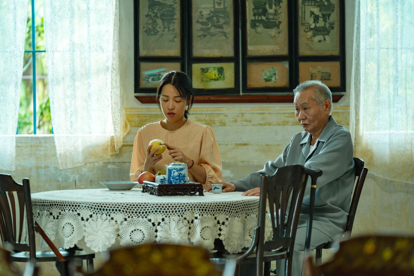 Quả thực 4 chiếc áo giống nhau nên thật khó phân biệt.