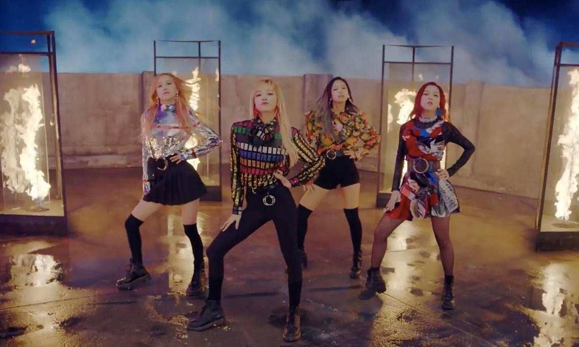 Lisa mặt nhọ nhem vì dính khói Lisa mặt nhọ nhem vì dính khói