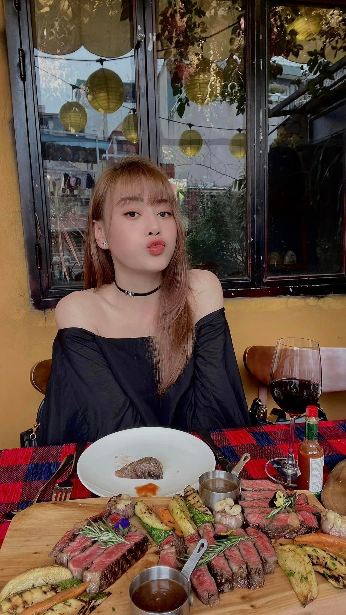 Phương Oanh làm động tác đáng yêu khi chụp ảnh, khác với vẻ kiêu kỳ trước đây.