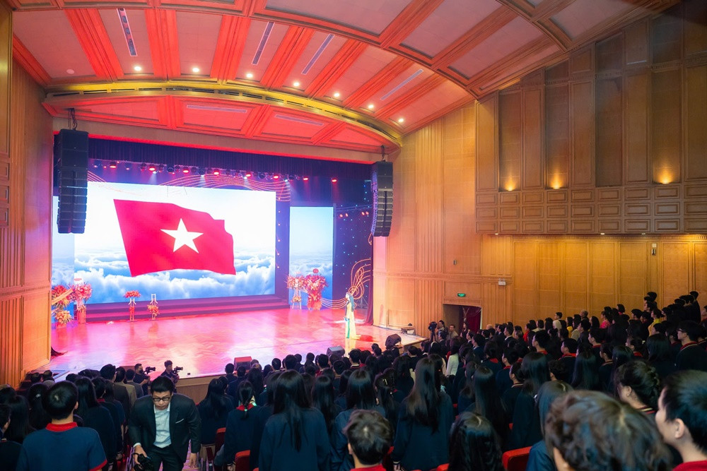 Buổi lễ kỷ niệm 20 năm thành lập trường THCS Đoàn Thị Điểm diễn ra trong không khí trang nghiêm và cảm động. Buổi lễ kỷ niệm 20 năm thành lập trường THCS Đoàn Thị Điểm diễn ra trong không khí trang nghiêm và cảm động.