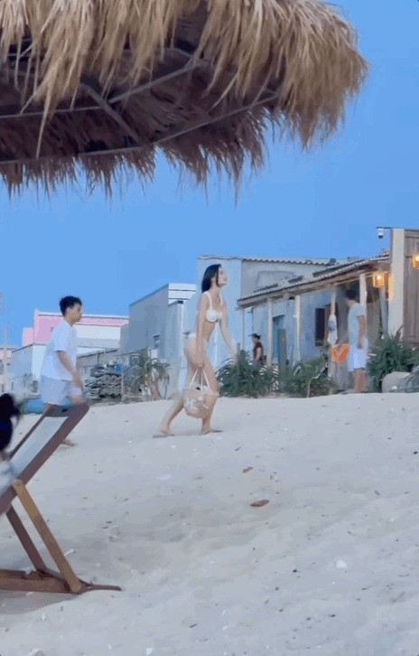 Anh Kiệt gây tranh cãi vì không xách túi hộ bạn gái.