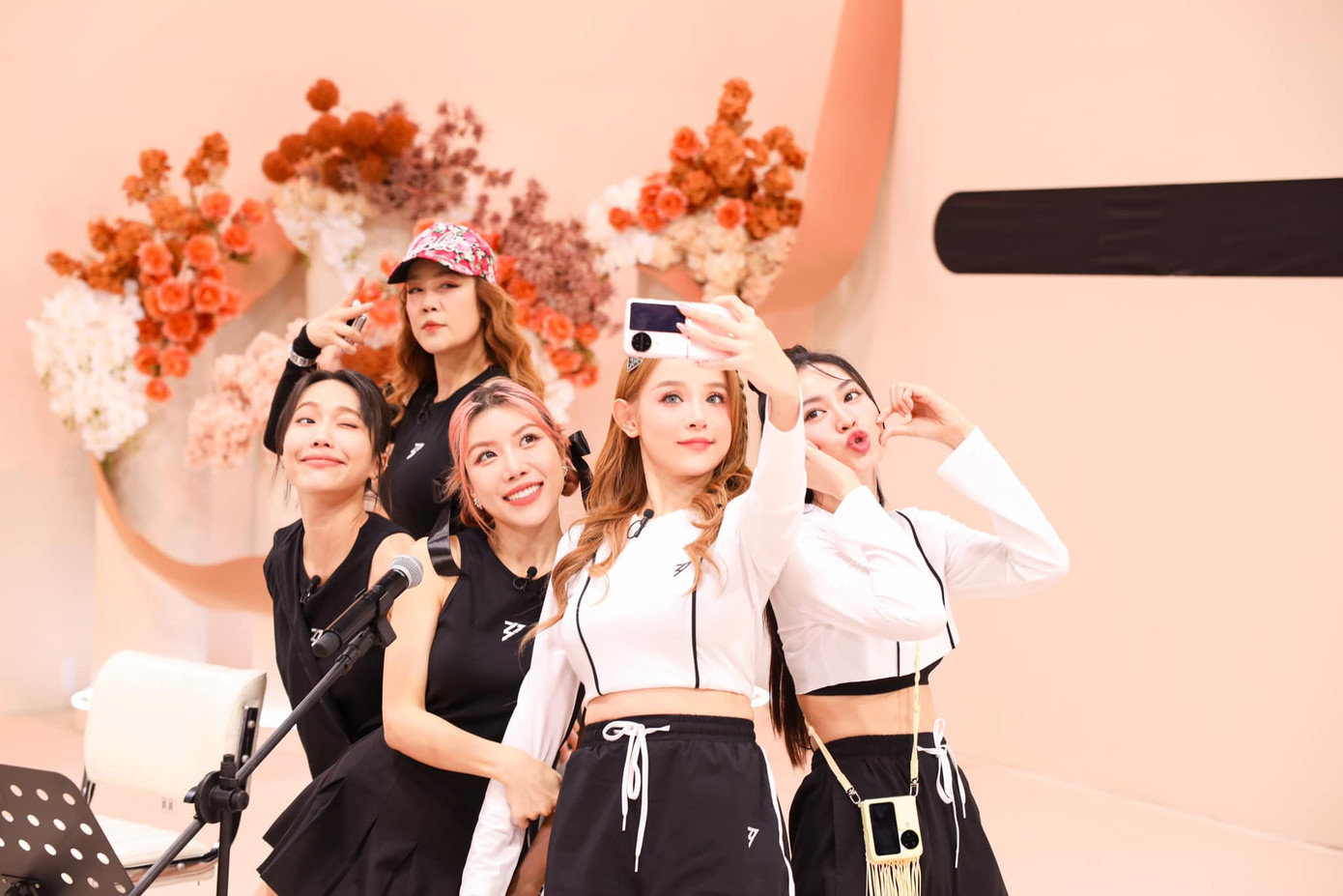 Lan Ngọc rất thân thiết với các chị đẹp khác. Lan Ngọc rất thân thiết với các chị đẹp khác.