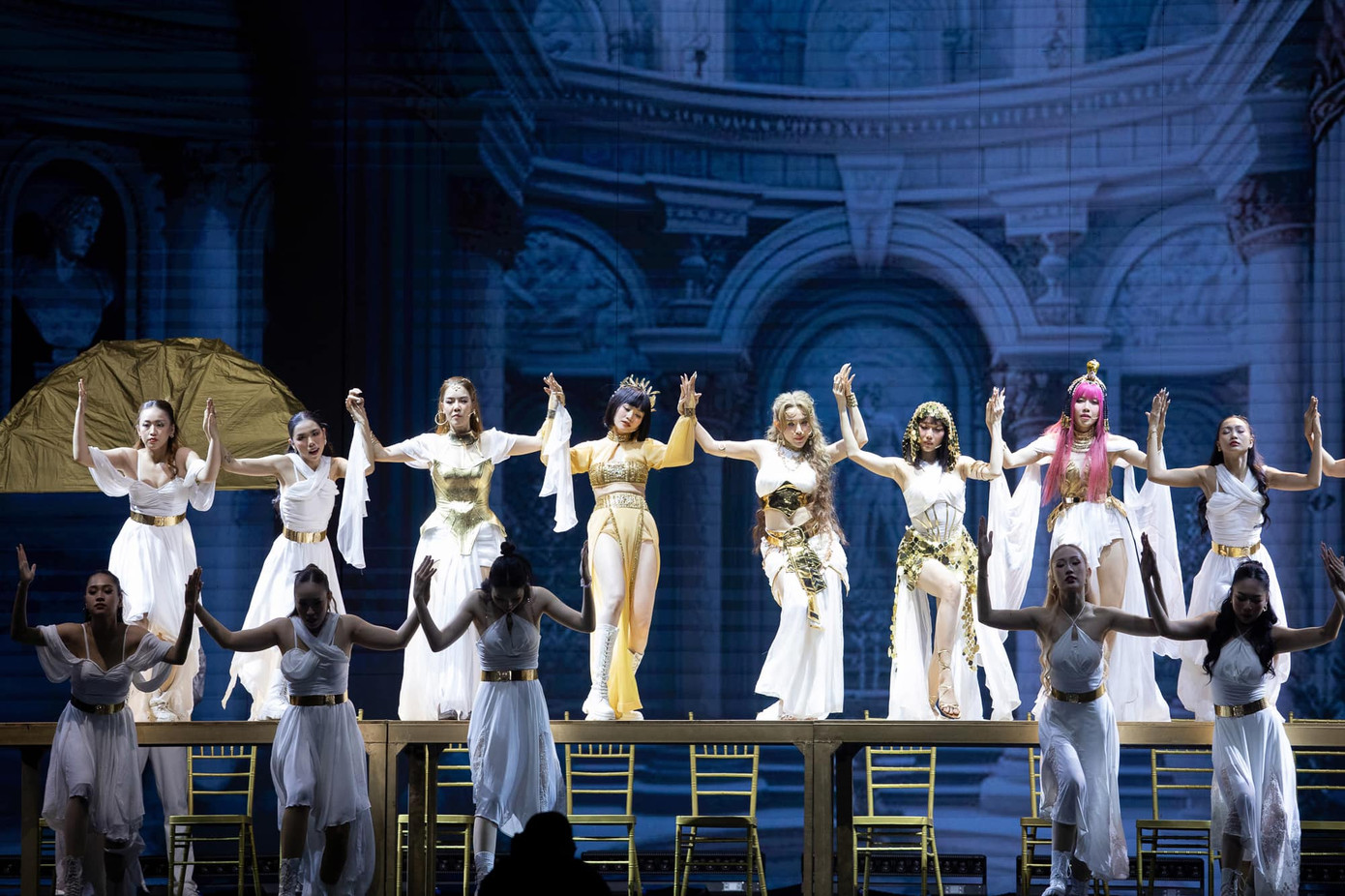 Lan Ngọc gây chú ý vì riêng cô mặc đồ màu vàng nên hiển nhiên nổi bật nhất nhóm. Lan Ngọc gây chú ý vì riêng cô mặc đồ màu vàng nên hiển nhiên nổi bật nhất nhóm.